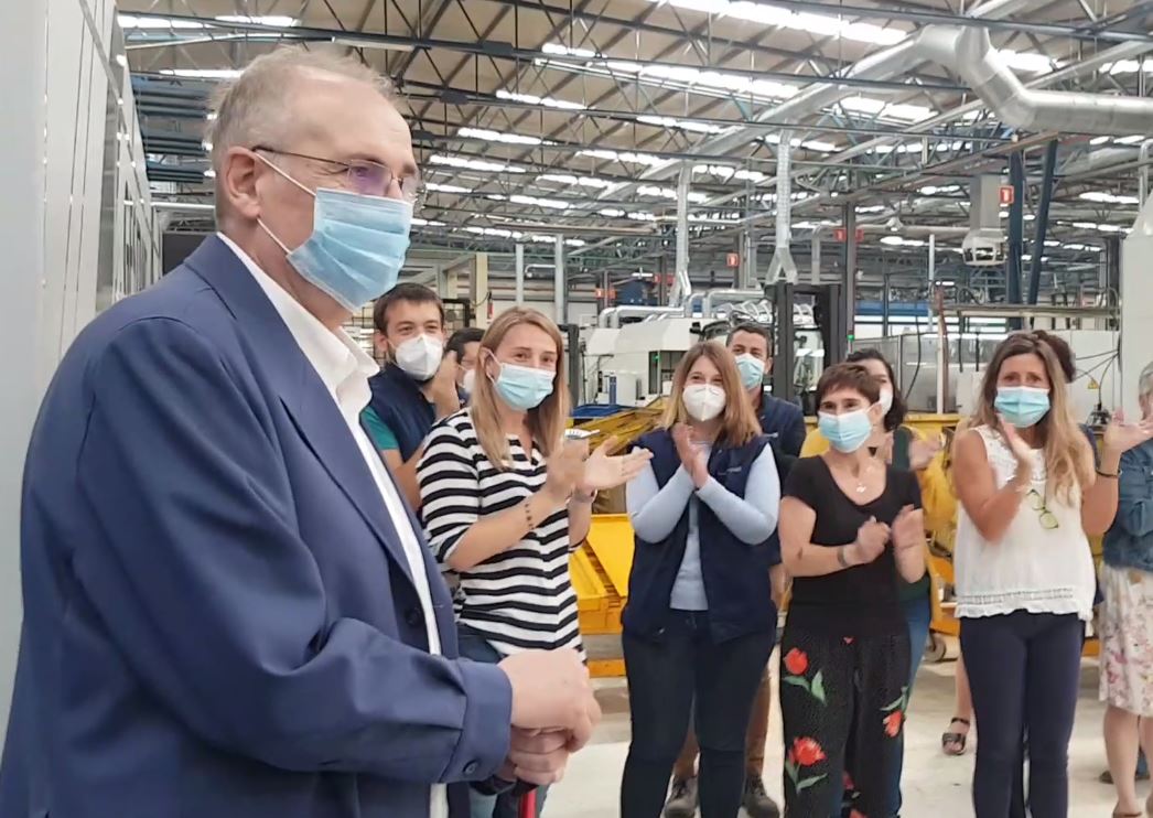 José Antonio Olangua es recibido por los empleados de Gestamp Navarra.