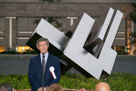 Francisco J. Riberas, presidente y CEO de Gestamp, frente a la escultura del Proyecto MU