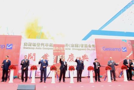 Las autoridades chinas y los directivos de Gestamp en la inauguración de la planta de Dongguan